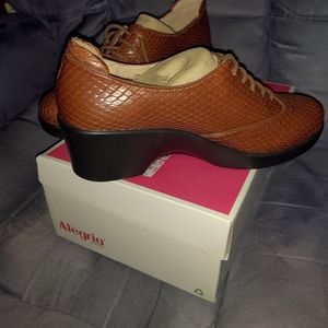 New in Box Cognac Alegria Etta Oxford shoes Size 37